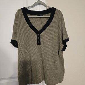 BloomChic Tan and Black Short Sleeve V-Neck Top